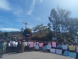 Ribuan Massa di Oksibil Demo Tolak Bergabung Dengan Provinsi Papua Pegunungan