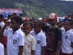 Cara Anak-anak Intan Jaya Belajar Mengenal Huruf Kecil dan Besar