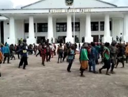 Ricuh Terkait Pilkades Serentak 2022, Seorang Warga Tewas di Kantor Bupati Paniai