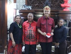 Pasutri Asal Papua Ini Bertemu Gubernur Ganjar Pranowo Karena Membantu Biaya Kuliah S-2 Putri Mereka