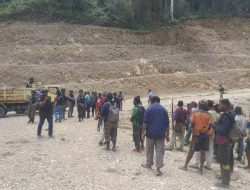 Aparat Keamanan Berhasil Evakuasi 10 Pekerja Jalan di Pegunungan Bintang