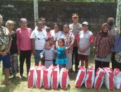 Warga Kabupaten Mimika Terima Paket Sembako Bantuan Presiden Joko Widodo