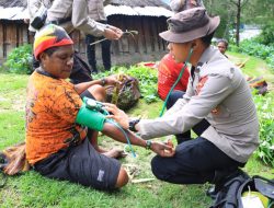 Tim Medis Binmas Noken Polri Berikan Pelayanan Kesehatan Gratis Kepada Masyarakat Puncak