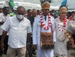 Ribuan Warga Berjubel Jemput Penjabat Gubernur Papua Selatan Apolo Safanpo