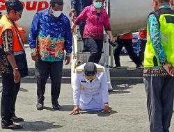 Penjabat Gubernur Papua Tengah Ribka Haluk Cium Tanah Saat Tiba di Nabire