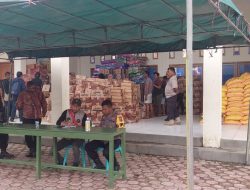 Pemkab Serahkan Bantuan untuk Warga Pengungsi Korban Kasus Lakalantas dan Aksi Anarkis di Dogiyai