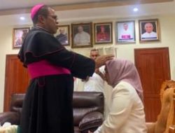 Ketua DPRD Kota Ambon Ely Toisutta: Bapa Uskup, Izinkan Aku Mendapatkan Berkatmu