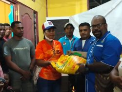 Ketua DPD KNPI Mimika Pertius Wenda Serahkan Bantuan untuk Warga Korban Kebakaran di Kabupaten Kepulauan Yapen