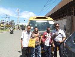 Anggota DPR Papua John Gobai Jemput Dua Bus Damri Eks PON XX di Pelabuhan Samabusa Saat Reses di Nabire