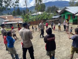 Hadirkan Keceriaan Binmas Noken Polri Bermain Bersama Anak-anak di Kabupaten Puncak