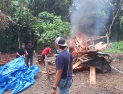 Aparat Polres Mimika Bakar Tenda Judi di Lokalisasi Prostitusi Kadung Jaya