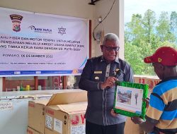 Pelaksana Tugas Bupati Mimika John Rettob Serahkan Perahu Fiber untuk Nelayan di Pomako, Mimika Timur