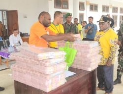 Bupati Deiyai Ateng Edowai Salurkan Rp 22 Miliar Dana Desa Bagi 26 Kampung di Tempat Terbuka