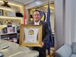 Responsif Terhadap Aspirasi Masyarakat, Anggota DPR Dapil Papua Sulaeman Hamzah Raih Top Legislator Award 2023