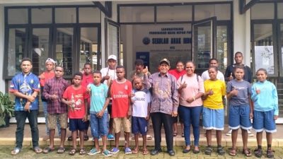 Penjabat Bupati Apolos Bagau Kunjungi Anak-anak Asal Intan Jaya yang Studi di Bogor