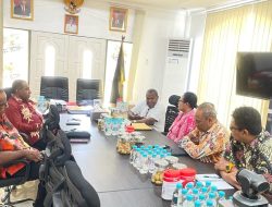 KI Papua Serahkan Laporan Monev dan Pemeringkatan Keterbukaan Informasi Badan Publik Tahun 2022