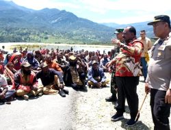 Pemerintah Kabupaten Puncak Mobilisasi Sembako untuk Warga Pengungsi di Sinak