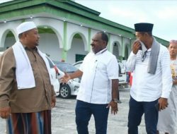 Pererat Silaturahmi Antarumat Beragama, Bupati Puncak Beri Donasi untuk Rampungkan Masjid Raya Babussalam Timika
