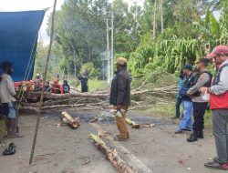 Tuntut Uang Rp 10 Miliar, Akses Jalan dari Jayawijaya ke Tiga Kabupaten Masih Dipalang Keluarga Korban Penembakan