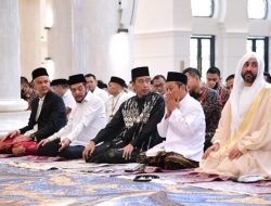 Presiden Joko Widodo dan Ibu Negara Iriana Salat Idulfitri di Masjid Raya Sheikh Zayed Surakarta