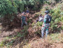 Babinsa Obano dan Satgas Yonif Baladibya Yudha Bersihkan Lahan Warga untuk Ditanami Anakan Kopi dan Nenas