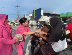 Ibu-ibu Bhayangkari Cabang Keerom Berbagi Takjil Ramadhan di Arso