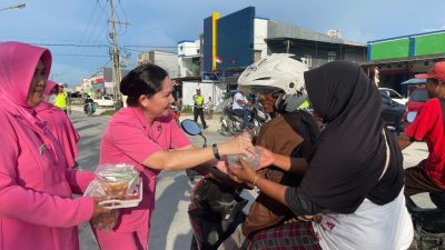 Ibu-ibu Bhayangkari Cabang Keerom Berbagi Takjil Ramadhan di Arso
