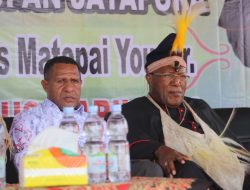 Ribuan Umat dan Warga Pegunungan Bintang Padati Bandara Oksibil Sambut Uskup Dioses Jayapura Mgr Yan You