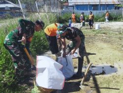 Satgas Pamtas, BPBD, dan Warga Kabupaten Paniai Bersihkan Pasar Mama-mama Papua