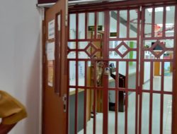 Kesal Intensitas Perjalanan Kadis Kesehatan Mimika di Luar Daerah Tinggi, Sekdis Mamayau Gembok Pintu Utama Kantornya