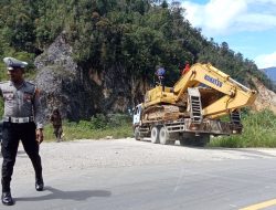 Satlantas Polres Deiyai Bantu Kawal Alat Berat dari Distrik Tigi Menuju Tigi Timur