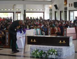 Ribuan Umat Katolik dan Warga Hadiri Misa Requiem Tom Beanal di Katedral Tiga Raja Timika