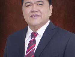 Kementerian Kesehatan Beri Penghargaan Kepada Pelaksana Tugas Bupati Mimika John Rettob pada Peringatan HTTS 2023