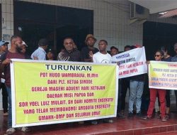Diduga Palsukan Rekomendasi Nama Calon MRP, Ketua Sinode Gereja Adven Papua Didemo Jemaatnya