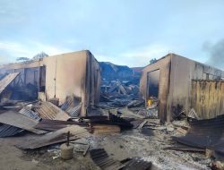 Minggu Sore Giliran Gedung Universitas Wiyata Mandala, Nabire, Provinsi Papua Tengah Terbakar