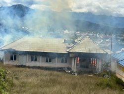 Gedung Tiga Kantor Badan dan Dinas serta 8 Rumah Warga di Kabupaten Dogiyai Terbakar