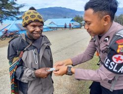 Tim Kesehatan Keladi Sagu Obati Penderita Myalgia di Pelosok Kabupaten Puncak