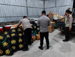 Polri Gunakan Pesawat Carter Distribusikan Bansos Bagi Warga Korban Terdampak Bencana di Kabupaten Puncak