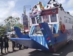 Kapal Ferry ‘Berlayar’ di Kota Timika Bersama Ratusan Mobil Hias Ramaikan Pawai Peringatan HUT ke-78 RI, Petrus Yumte: Rawat Mimika Agar Aman dan Damai