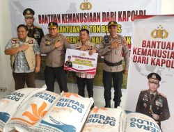 Kapolres Mimika I Gede Putra Serahkan Bantuan Kapolri untuk Warga Terdampak Kekeringan di Kabupaten Puncak