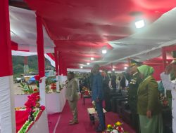 Sekda Tolikara Yosua Noak Douw Pimpin Upacara Penurunan Bendera Pada HUT ke-78 Kemerdekaan RI