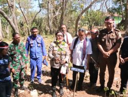 Polres Lembata Gelar Aksi Tanam 1.100 Pohon yang Dipusatkan di Halaman Gereja Katolik Santa Maria Ratu Damai Mingar