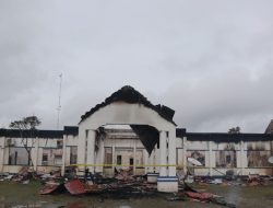 Polisi Olah TKP Kebakaran Gedung yang Digunakan Tiga Dinas di Kabupaten Yahukimo