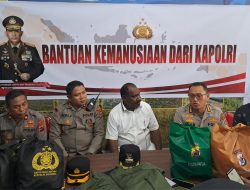 Kapolri Listyo dan Kapolda Papua Fakhiri Bantu Warga Korban Cuaca Ekstrim di Kabupaten Puncak