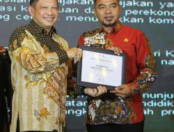 Mendagri Tito Karnavian Serahkan Penghargaan Kepada Penjabat Bupati Jayapura Triwarno Purnomo