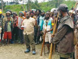 Karyawan Freeport Sumbang 10 Ekor Babi Untuk Gereja Santa Maria Serta Gereja Kingmi Ibodiyo, dan Sejumlah Kampung di Deiyai
