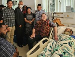 Mantan Gubernur Papua Lukas Enembe Menangis Haru Saat Didoakan Pendeta Gilbert Lumoindong