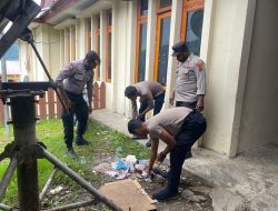 Wakil Kapolres Togatorop Terjun Langsung Bersama Personil Bersihkan Sampah di Sekitar Mapolres Tolikara