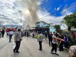 6 Unit Rumah Toko di Jalan Irian Wamena Dilalap si Jago Merah