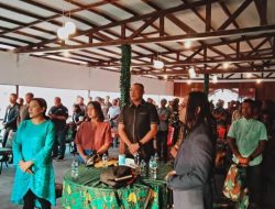 Masyarakat Hadiri Ibadah Pemulihan di Aula Gotong Rotong Deiyai